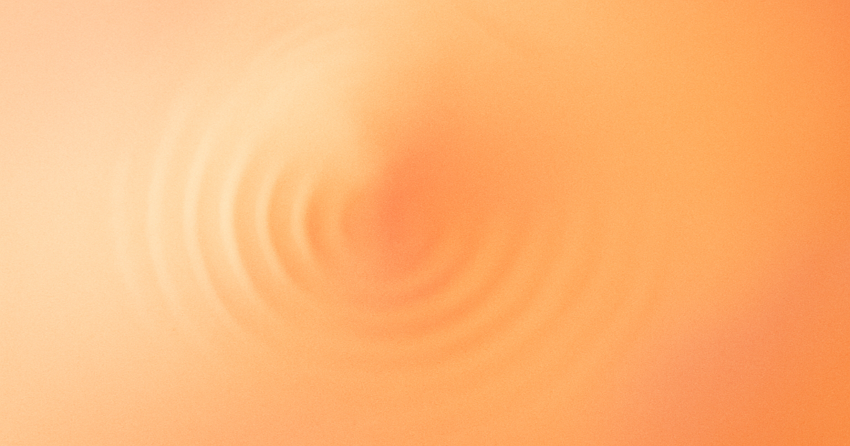 背中からの気配を表す抽象的な波紋と光のイメージ